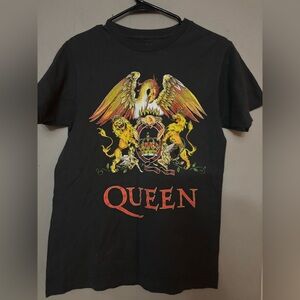 Que Black Tee with Colorful Graphic